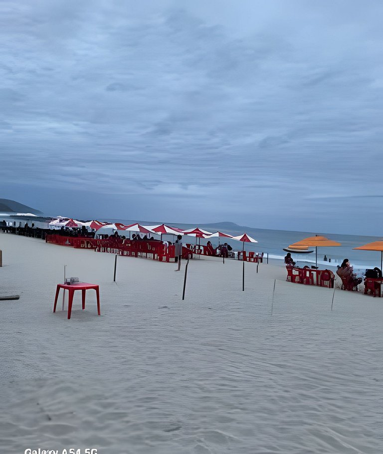Vista incrível do mar + piscina e praia pertinho