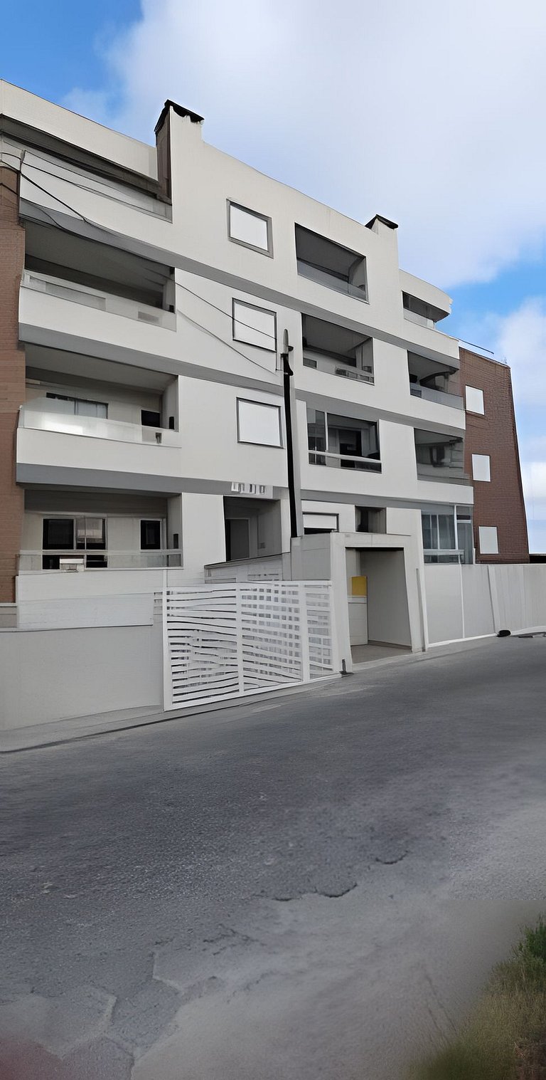Apto Novo 400m da praia no centrinho dos ingleses