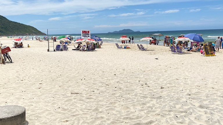 Res. c/ piscina borda infinita passos da praia e ao lado da