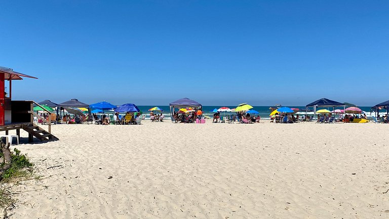 Res. c/ piscina borda infinita passos da praia e ao lado da