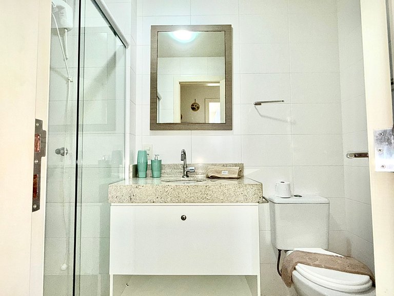 Relaxe nesse apê na praia e c/ piscina