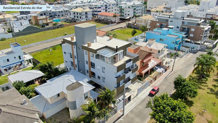 Espaço prático e clean 700 mts praia