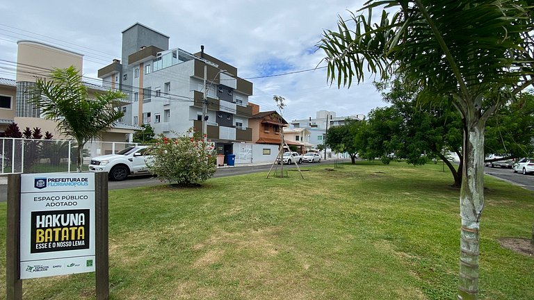 Espaço prático e clean 700 mts praia