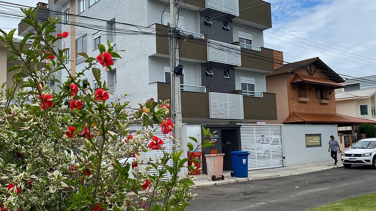 Espaço prático e clean 700 mts praia