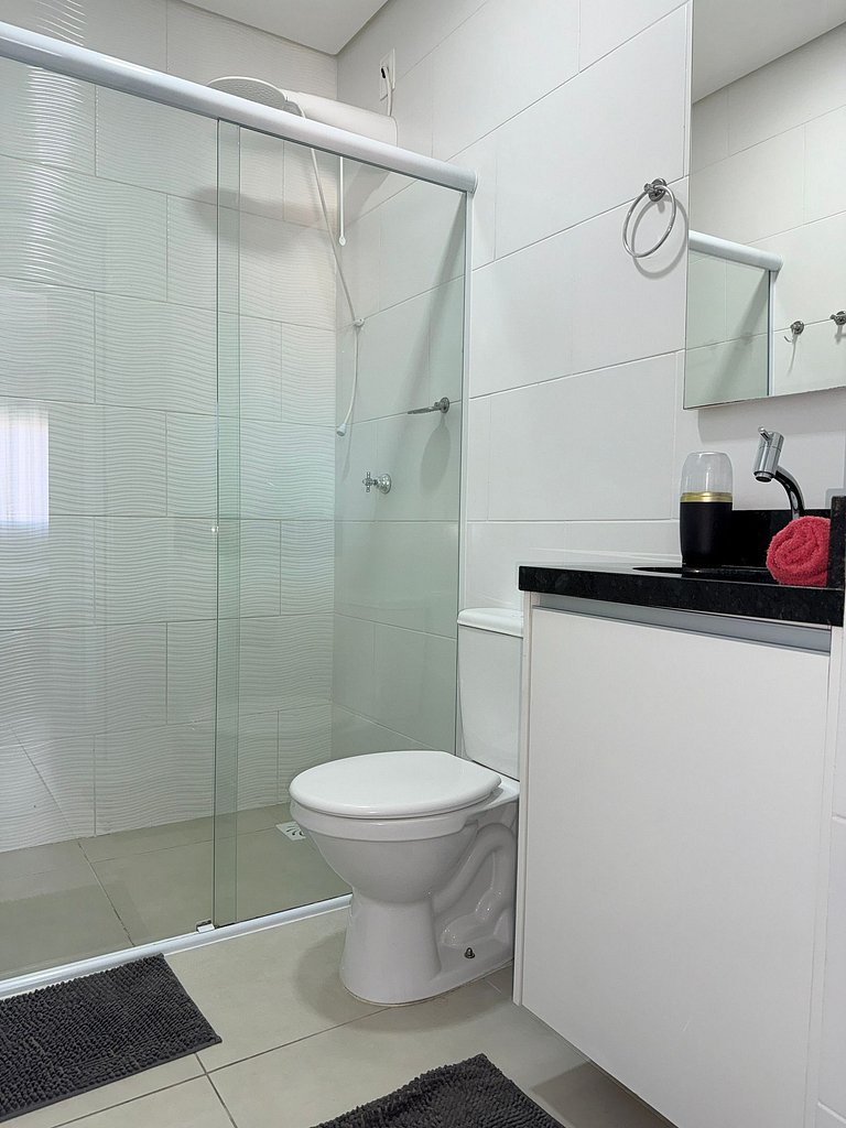 Apto 400m da praia no centrinho dos ingleses