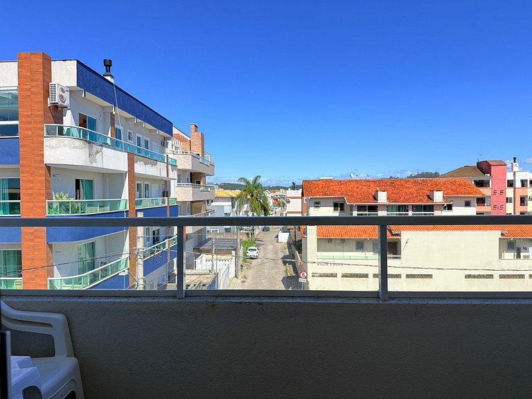 Apto 400m da praia no centrinho dos ingleses