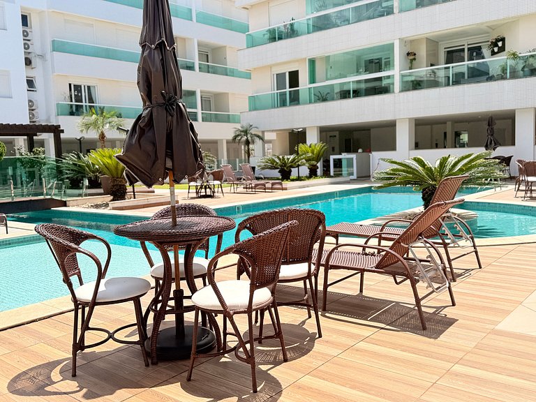 Vista agradável da piscina em apartamento iluminado a 500 me