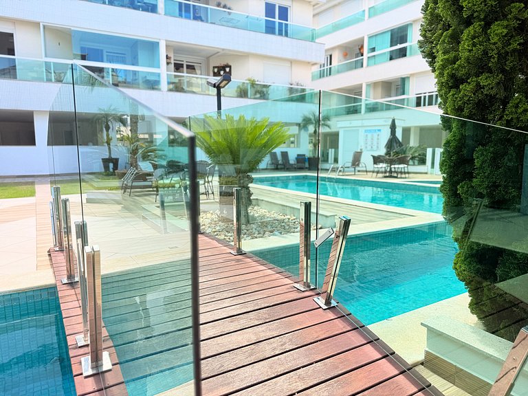 Vista agradável da piscina em apartamento iluminado a 500 me