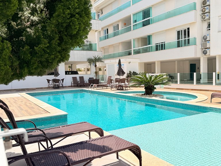 Vista agradável da piscina em apartamento iluminado a 500 me