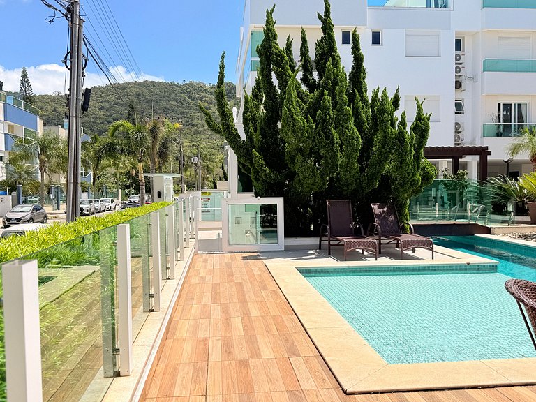 Vista agradável da piscina em apartamento iluminado a 500 me