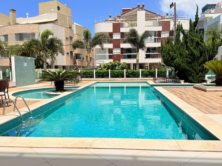 Vista agradável da piscina em apartamento iluminado a 500 me