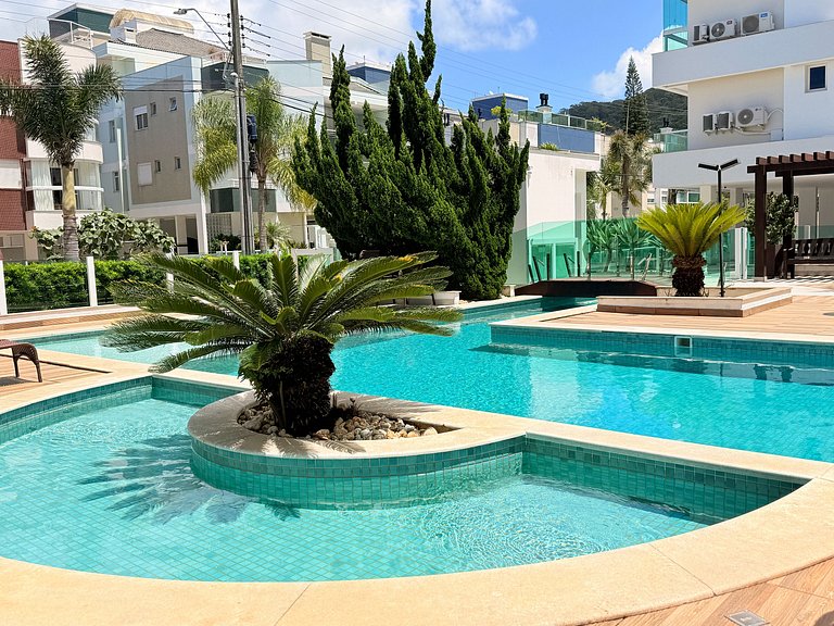 Vista agradável da piscina em apartamento iluminado a 500 me