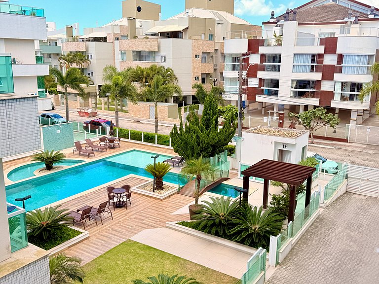 Piscina estilo resort, clima praiano, apenas 400m do mar