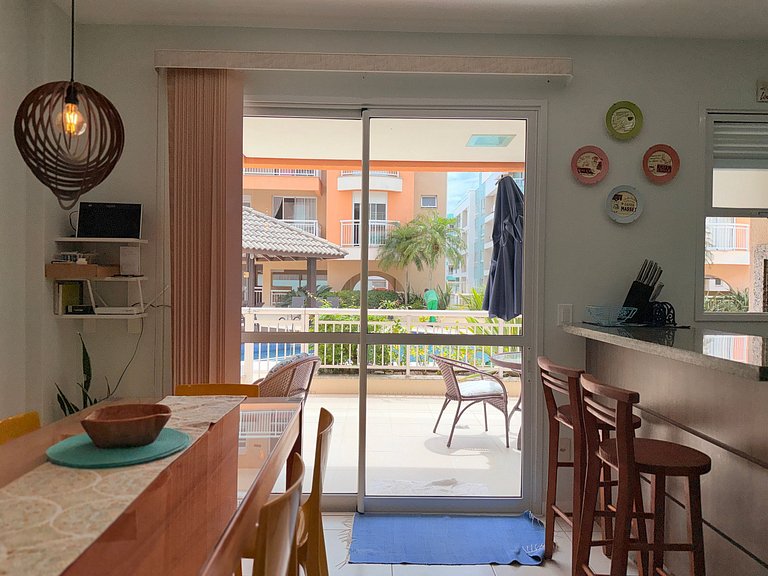 Apartamento terreo, entre piscinas, sol e praia