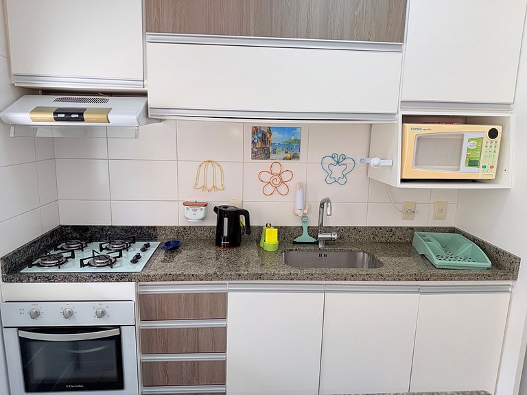 Apartamento terreo, entre piscinas, sol e praia