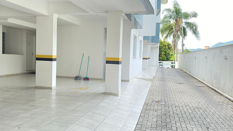 Praia e sossego, apê entre o mar e a montanha