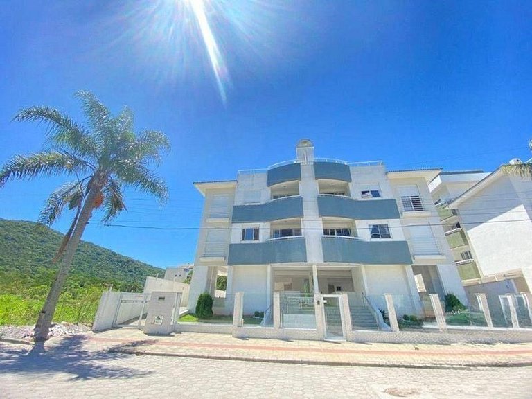 Praia e sossego, apê entre o mar e a montanha