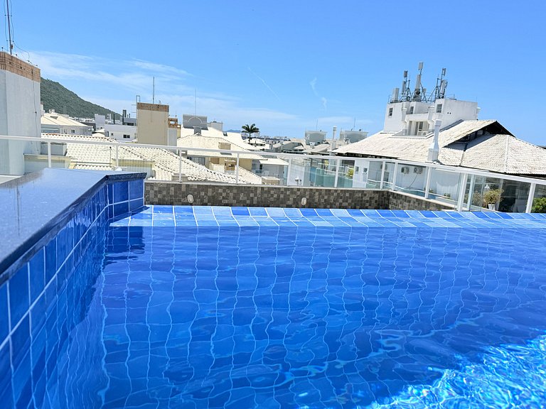 Residencial com piscina de borda infinita a poucos passos da