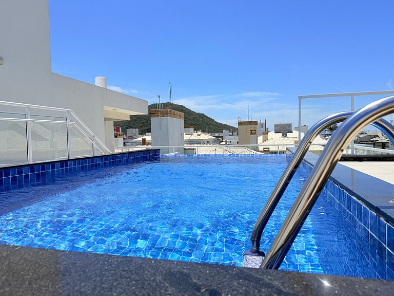 Residencial com piscina de borda infinita a poucos passos da