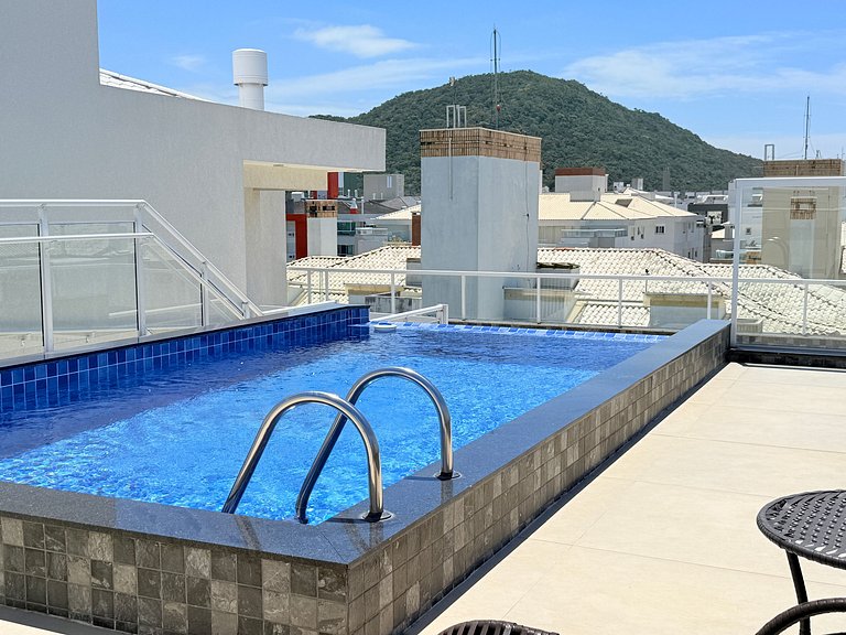 Residencial com piscina de borda infinita a poucos passos da