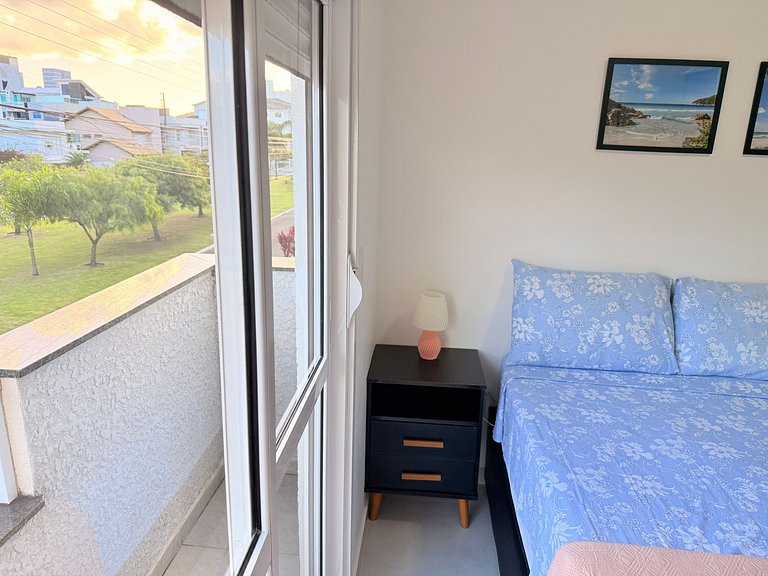 Espaço prático e clean 700 mts praia