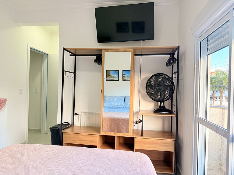 Espaço prático e clean 700 mts praia