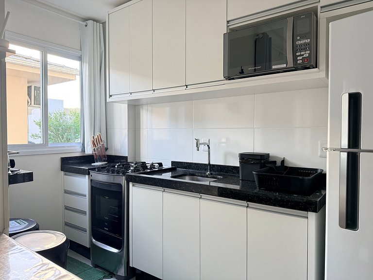 Espaço prático e clean 700 mts praia