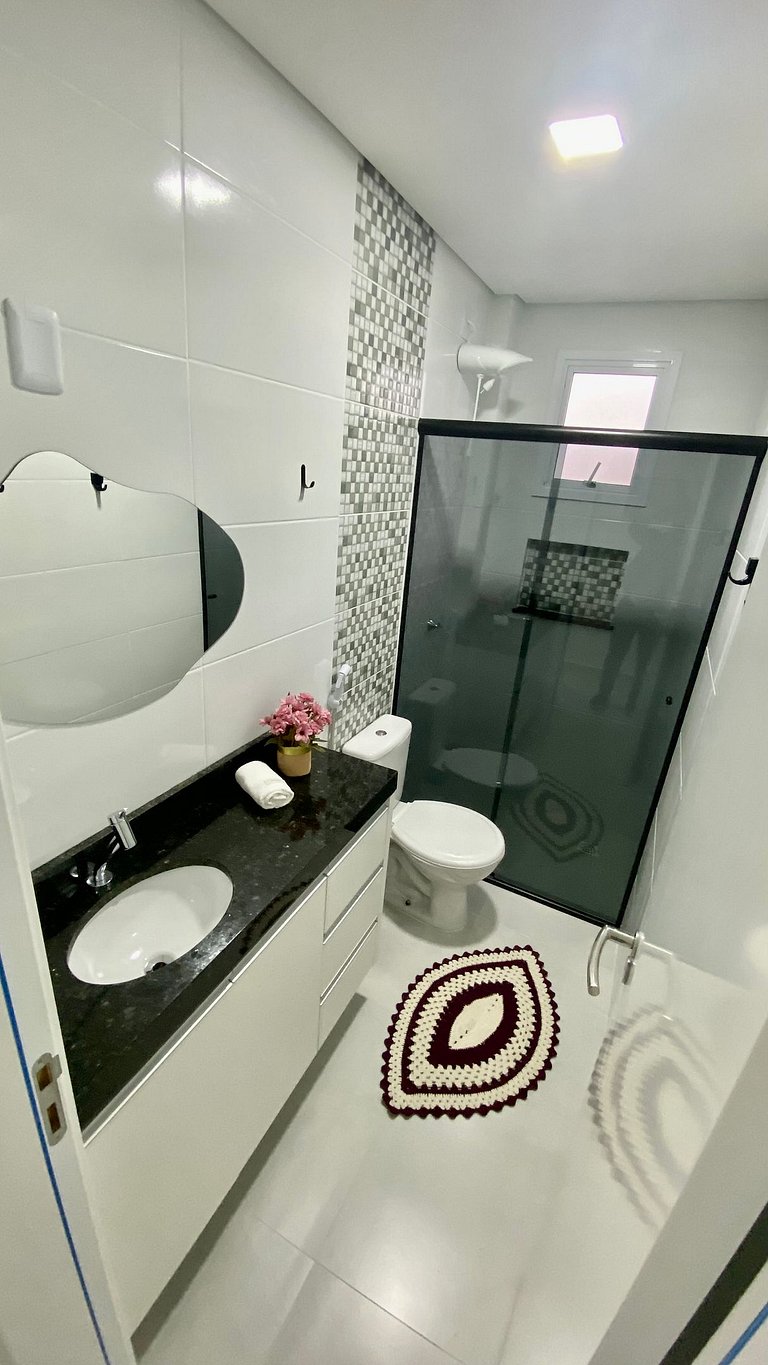 Espaço prático e clean 700 mts praia