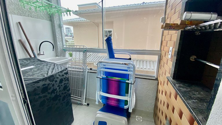 Espaço prático e clean 700 mts praia