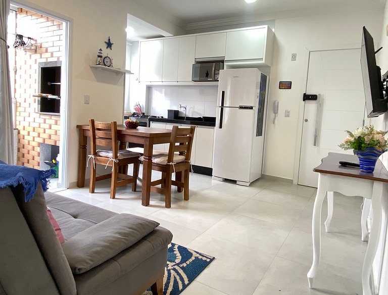 Espaço prático e clean 700 mts praia