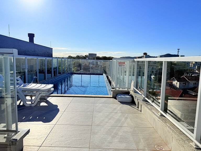 Passos da praia c/ piscina apto iluminado e novo