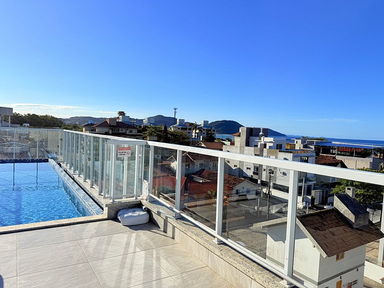 Passos da praia c/ piscina apto iluminado e novo