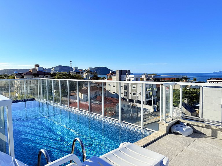 Passos da praia c/ piscina apto iluminado e novo