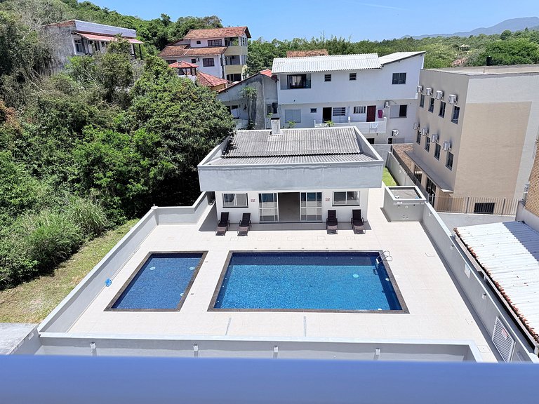 Aconchego com Vista da piscina ,1 quarto, pertinho do mar!