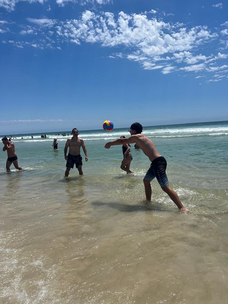 Refúgio familiar c/quiosque, piscinas e praia