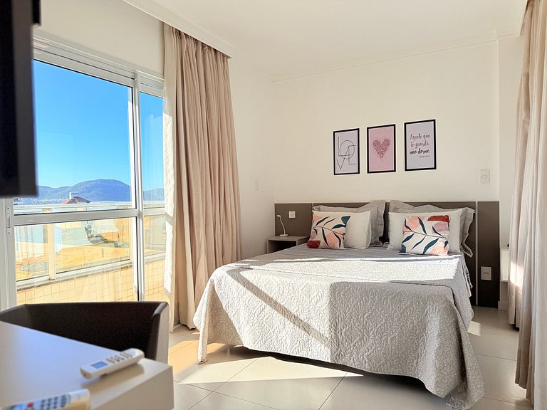 Vista incrível do mar + piscina e praia pertinho