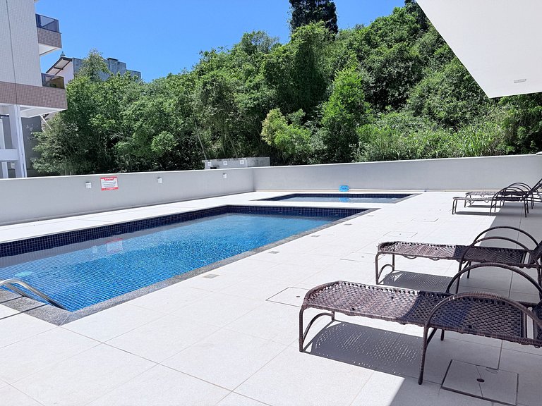 Aconchego com Vista da piscina ,1 quarto, pertinho do mar!