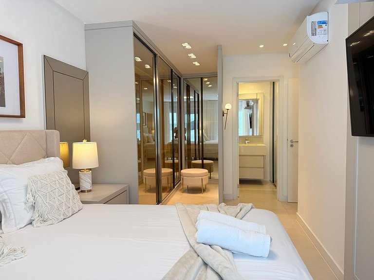 Apê de luxo c/ piscinas borda infinita  e praia