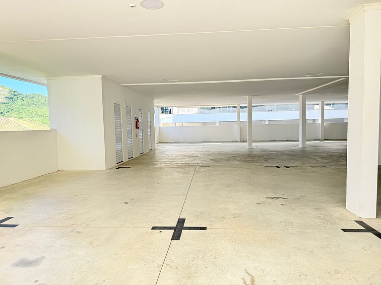 Apê de luxo c/ piscinas borda infinita  e praia