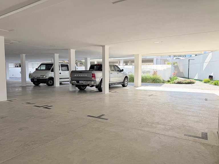 Apê de luxo c/ piscinas borda infinita  e praia
