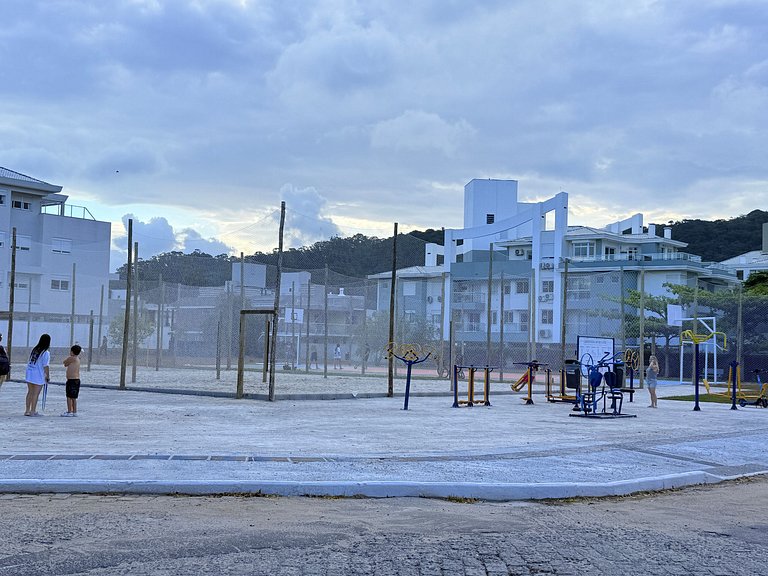 Piscina estilo resort, clima praiano, apenas 400m do mar