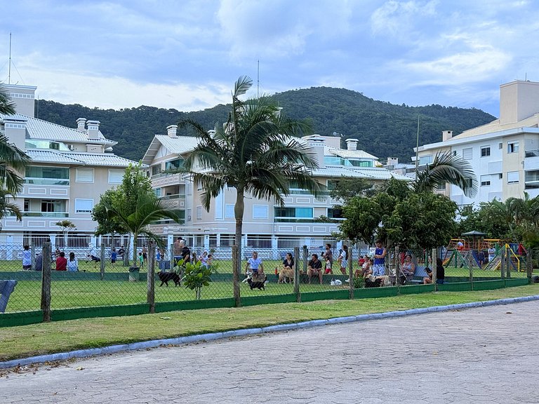 Vista agradável da piscina em apartamento iluminado a 500 me