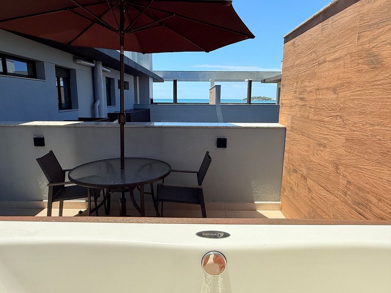 Cobertura c/ jacuzzi em residencial à beira-mar