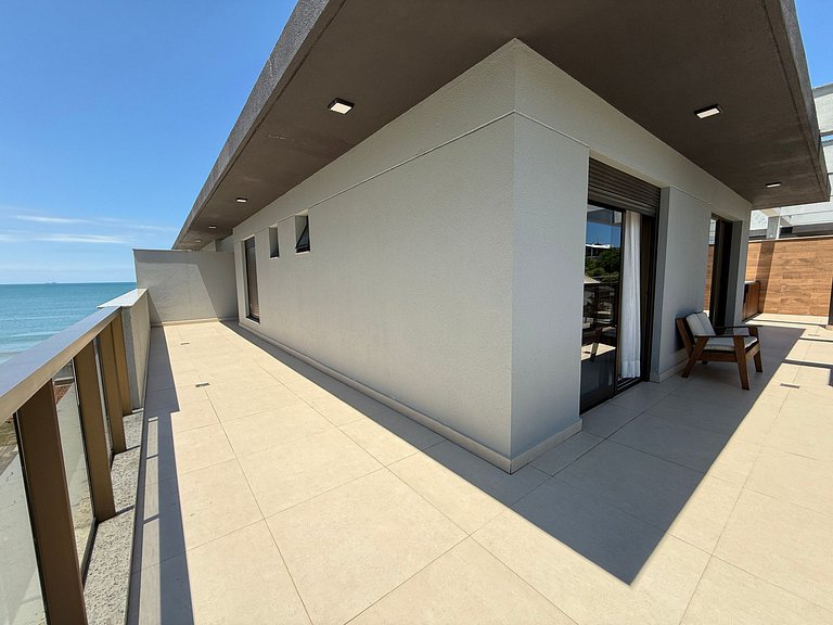 Cobertura c/ jacuzzi em residencial à beira-mar
