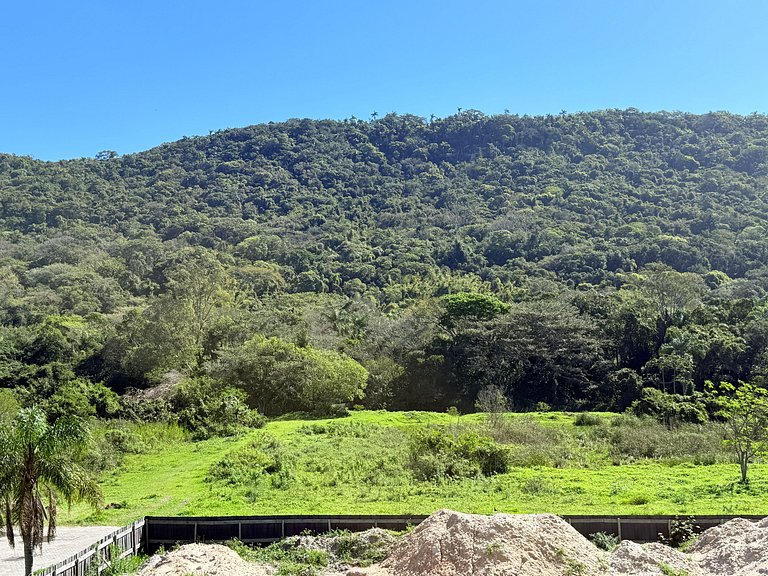 Praia e sossego, apê entre o mar e a montanha