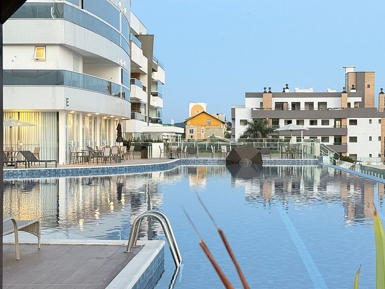 Apê de luxo c/ piscinas borda infinita  e praia