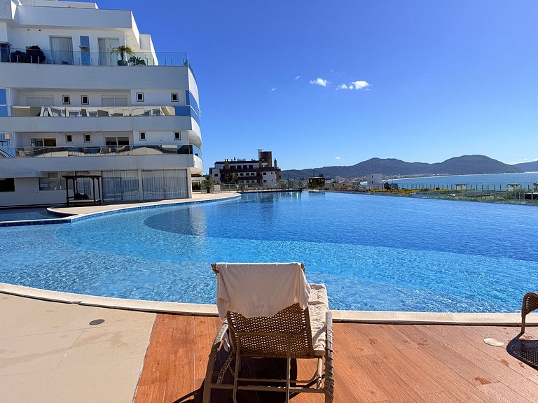 Piscinas de borda infinita e piscina interna aquecida com vi