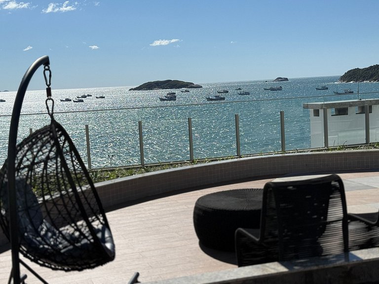 Piscinas de borda infinita e piscina interna aquecida com vi