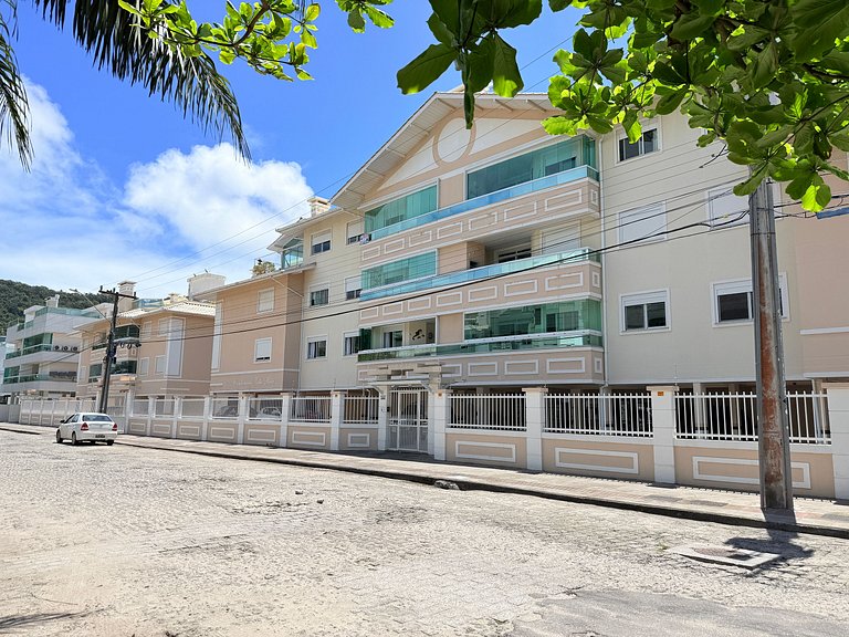 Apê c/3 dormitórios, espaçoso, PISCINA na PRAIA